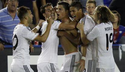 Jes&eacute;, Arbeloa, Varane y Modric celebran el gol de Cristiano. 