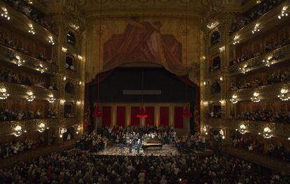 Vista general del Teatro Col&oacute;n de Buenos Aires, de pie tras la exhibici&oacute;n de Martha Argerich y Daniel Barenboim, en el centro de la imagen. 