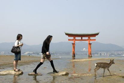 El archipiélago disperso que se resguarda entre la mayor isla de Japón (Honshu) y la cuarta en tamaño (Shikoku) se puede recorrer en 'ferry' por el mar interior de Seto. La ruta ofrece una cara de Japón al margen del circuito turístico, aunque también tiene lugares emblemáticos como el de la imagen: el 'torii' o arco tradicional japonés en la entrada del santuario de Itsukushima (isla conocida popularmente como Miyajima). Este santuario sintoísta, construido sobre el agua, fue declarado patrimonio mundial por la Unesco en el año 1996.