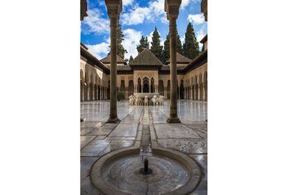 The first references to the Alhambra (in Arabic, ‘al Hamrá’ or The Red One) go back to 899, although it did not become a royal residence until 1238, under the Nasrid Dynasty. The complex includes several gardens and constructions, among them the Alcazaba, the Palace of Charles V, the Nasrid palaces, the Generalife gardens and the Mosque baths. The compound represents one of the pinnacles of Andalusi art, and the Courtyard of the Lions (pictured) is one of its most harmonious spots.