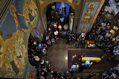 Parientes y amigos de la escritora ucrania Victoria Amelina, en su funeral este martes en Kiev, Ucrania.