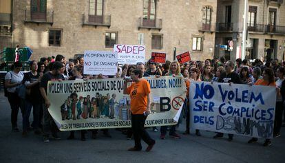 Protesta de treballadors dels serveis socials a la plaça Sant Jaume.