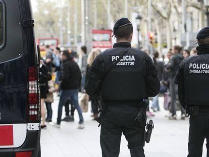 Dos Mossos patrullan en Barcelona en una imagen de archivo.