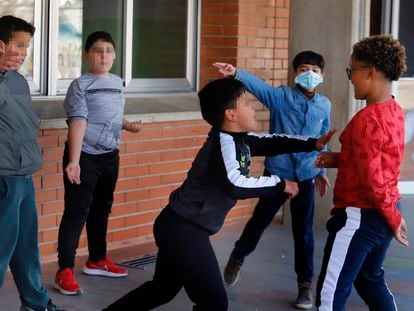 Unos niños juegan en el recreo de un colegio de Terrassa tras la retirada de la mascarilla en los patios