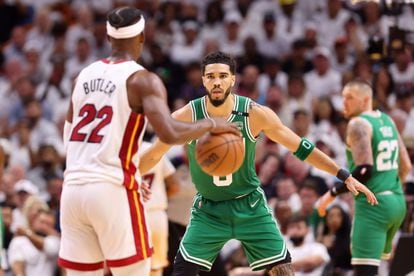 Jimmy Butler (Miami) encara a Jayson Tatum (Boston) en el primer partido de las finales de la Conferencia Este.