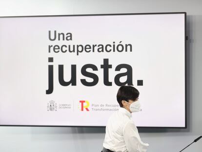 La ministra Portavoz, Isabel Rodríguez, a su llegada a una comparecencia tras la reunión del Consejo de Ministros en La Moncloa, el 11 de enero de 2022, en Madrid, en la que informó, entre otros acuerdos, de la aprobación del Anteproyecto de Ley de Cooperación para el Desarrollo Sostenible y la Solidaridad Global.