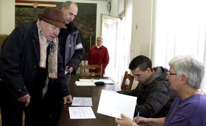 Un hombre participa en el referéndum croata.
