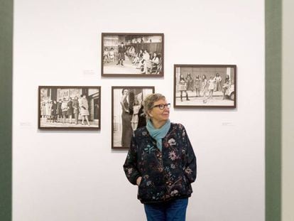 Joana Biarn&eacute;s, antre algunas de las fotos de su exposici&oacute;n en el Palau Robert de Barcelona