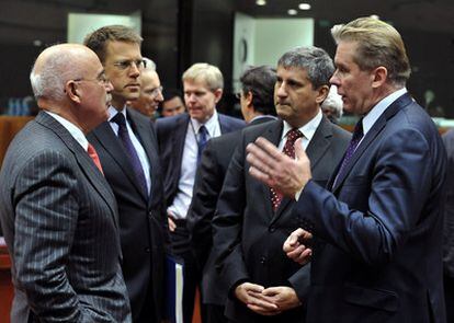 De izquierda a derecha, los ministros de asuntos exterior des Hungría, Eslovenia, Austria y Lituania, durante una reunión antes del Consejo de Asuntos Exteriores.