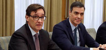 El presidente del Gobierno, Pedro Sánchez (d), acompañado por el ministro de Sanidad, Salvador Illa (i)