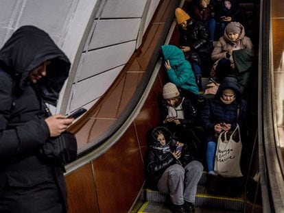 Ciudadanos ucranios se refugian en el metro mientras dura el bombardeo ruso, este viernes en Kiev.