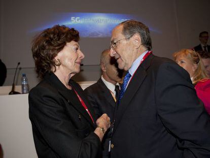 Neelie Kroes charla con Luis Sánchez-Merlo.