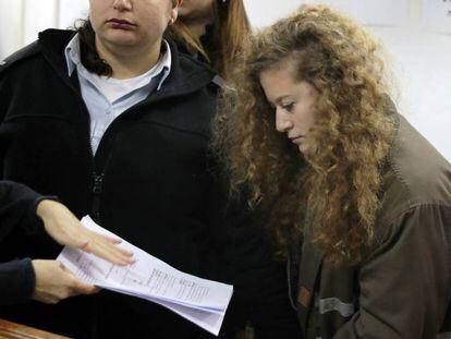 Ahed Tamimi observa un documento en manos de su abogada en la prisión de Ofer, situada en en Cisjordania, este martes.