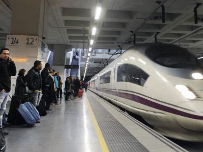 Vista de un tren AVE en la estaci&oacute;n de Girona. 