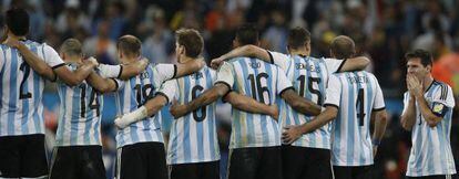 Los jugadores de Argentina, durante la tanda de penaltis ante Holanda