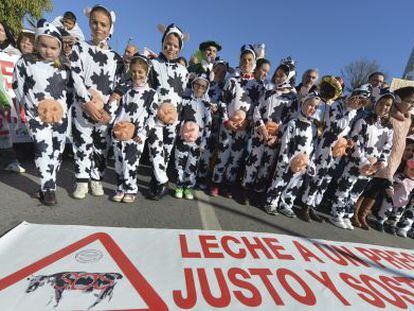 Los ganaderos de Los Pedroches llevaron a sus hijos disfrazados a la protesta de ayer en Alcaracejos (Córdoba) por los bajos precios.