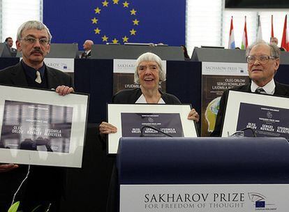 Los miembros de la organización rusa pro derechos humanos Memorial con su premio