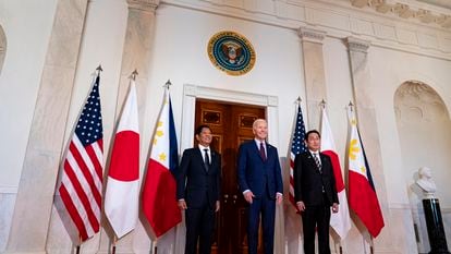 El presidente de EE UU, Joe Biden, con su homólogo de Filipinas, Ferdinand Marcos hijo (izquierda) y el primer ministro japonés, Fumio Kishida (derecha) en su reunión en la Casa Blanca