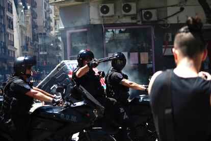 Miles de personas marcharon contra el G-20 bajo un fuerte dispositivo de seguridad en Buenos Aires, Argentina.