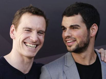 David Victori (derecha), en 2012 en Venecia, tras recibir el premio como ganador de YouTube Your Film Festival de manos de Michael Fassbender.