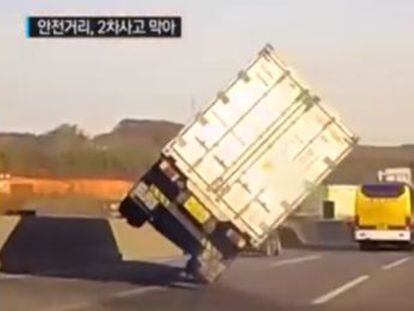 El camionero mantuvo el vehículo en equilibrio sobre las ruedas del lado derecho mientras avanzaba varios metros por la autopista