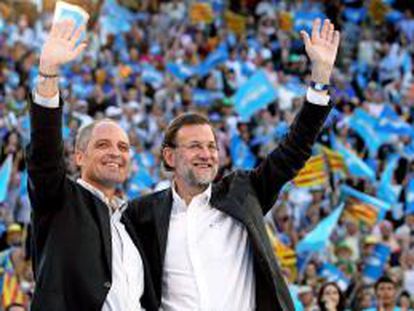 Mariano Rajoy y Camps saludan a los asistentes al mitin que el PP ofreció el 17 de mayo en la plaza de toros de Valencia.