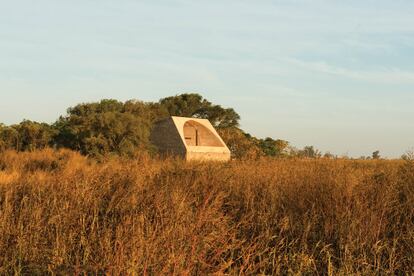 Capilla San Bernardo, en un pequeño monte de la provincia argentina de Córdoba, obra de Nicolás Campodonico