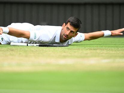 Djokovic celebra un punto durante el partido contra Sinner en la Centre Court de Wimbledon.
