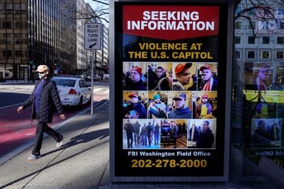 Un cartel del FBI en Washington pide información sobre sospechosos del asalto al Capitolio.