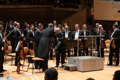 Daniel Barenboim saluda a Volkhard Steude, concertino de la Filarmónica de Viena, en la Philharmonie el pasado miércoles.