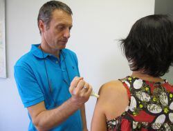 Arcado García de Castro, fundador y consejero delegado de AzureBio, muestra el uso de una aguja de vacunación biodegradable, tecnología que su empresa ha patentado y que ahora está en fase clínica.