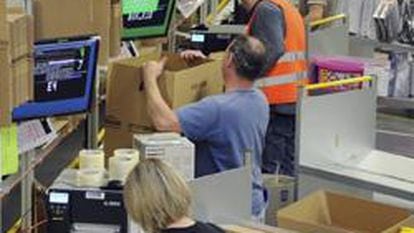 Varios empleados del gigante estadounidense de las ventas por internet Amazon trabajado en el centro logístico de Bad Hersfeld, en Alemania