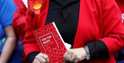 Una mujer sostiene una copia del programa laborista, en Huddersfield (ReinoUnido).