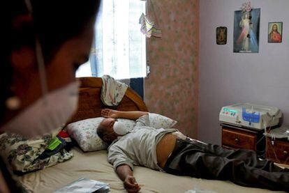 Adolfo Nieto, afectado por el jarabe venenoso, recibe diálisis en su casa de Panamá, en 2008.