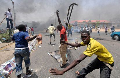 Manifestantes armados con barras metálicas, ayer en Kano, al norte del país.