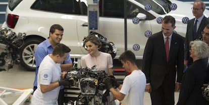 El rey Felipe VI y la reina Letizia, durante la visita que han realizado a la planta navarra de Volkswagen con motivo de su cincuenta aniversario.