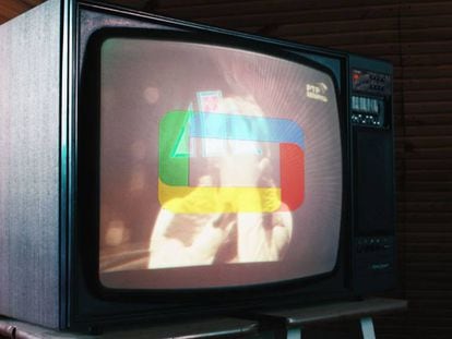 Televisor CRT con logo de Google TV.
