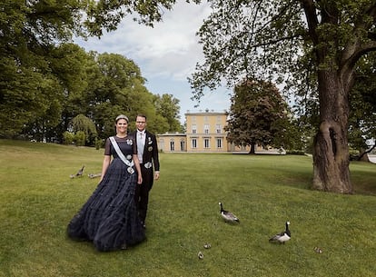 Victoria y Daniel de Suecia, en un retrato realizado en junio de 2020 con motivo de su 10º aniversario de boda.
