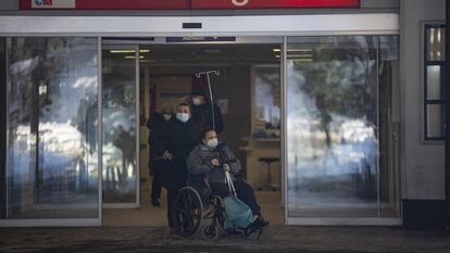 Una paciente que sufrió hace dos días una fractura de tobillo por una caída abandona el hospital de La Paz, este martes.
