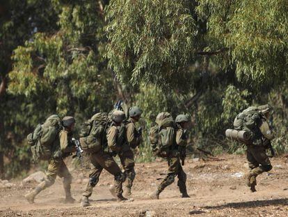 Soldados israel&iacute;es en las maniobras que simulan un enfrentamiento con Hezbol&aacute;, el lunes en los Altos del Gol&aacute;n.