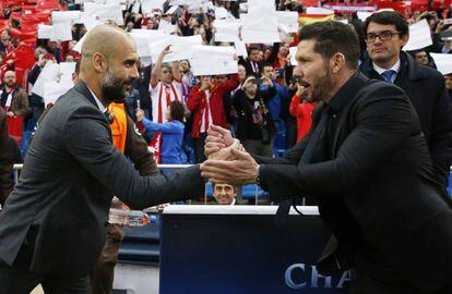 El entrenador del Bayern de Múnich, Josep Guardiola, saluda al entrenador del Atlético de Madrid, Diego Simeone.