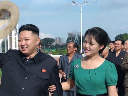 Kim Jong-un junto a su esposa, Ri Sol-ju, en una imagen difundida por la agencia oficial norcoreana KCNA en julio de 2012.