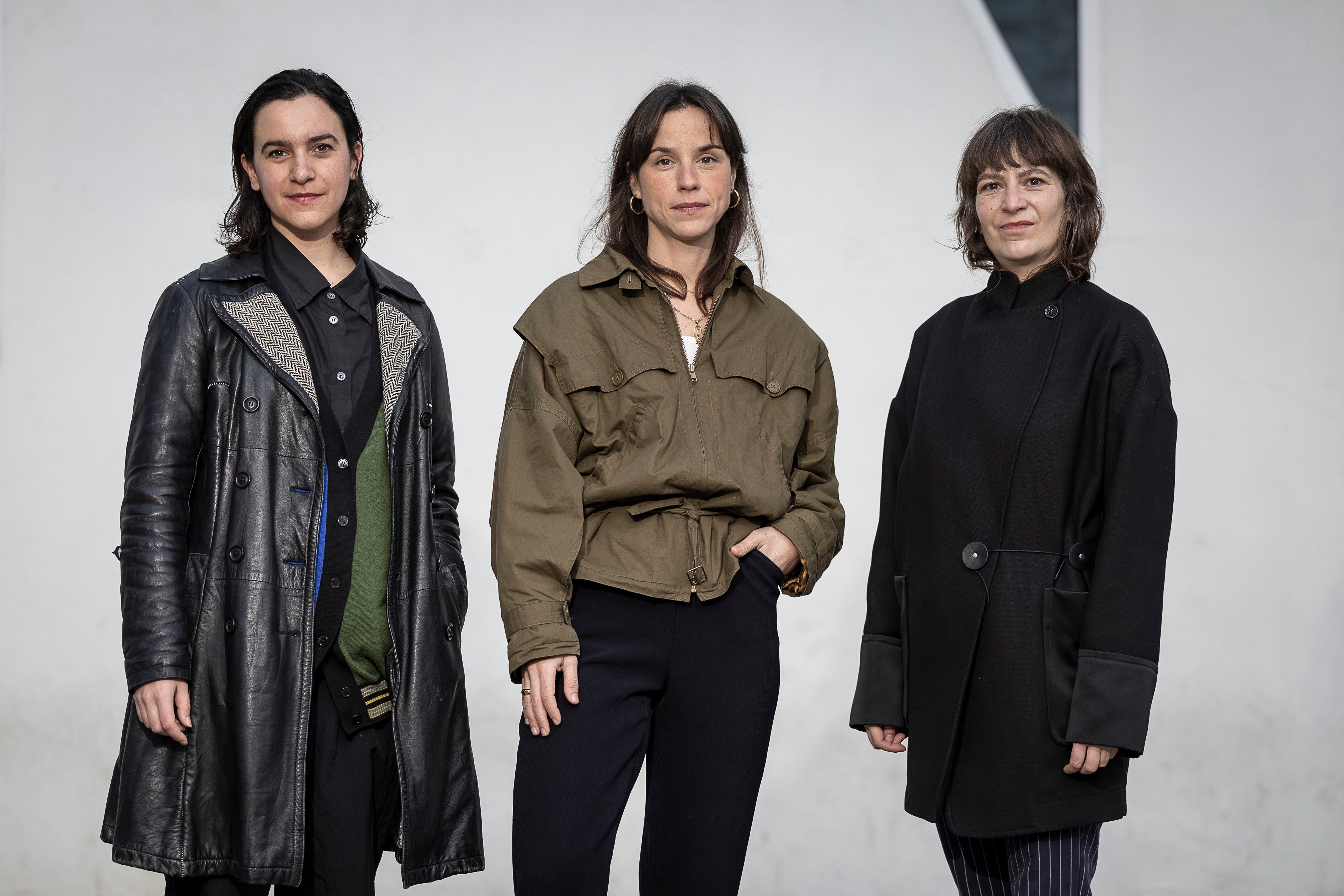De izquierda a derecha, las artistas Claudia Pagès, Eva Fàbregas y Julia Spínola, en Barcelona el 23 de febrero. 