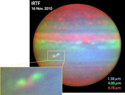 Imagen compuesta en falso color con observaciones en tres longitudes de onda distintas. En la ventana las dos tormentas detectadas y entre ellas la zona libre de nubes blancas que indica la recuperación del cinturón ecuatorial sur en Júpiter.