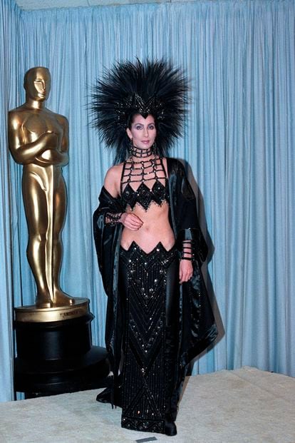 Era 1986 y no fue la primera vez que Cher eligió complicadas transparencias para acudir a la gala, rematadas de inigualable forma con un extravagante tocado.