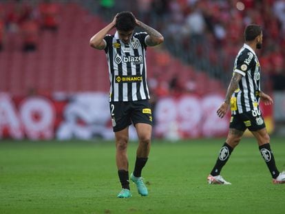 João Basso, jugador del Santos, tras perder un partido contra el Inter de Porto Alegre, en octubre pasado.