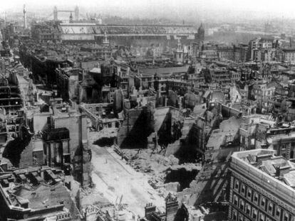 El Londres castigat pels bombardejos alemanys és l'escenari de la novel·la d'Ondaatje
