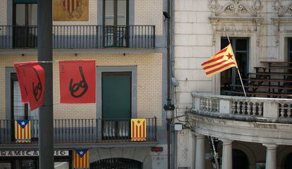 L'Ajuntament de Berga (a la dreta), amb l'estelada com a única bandera.
