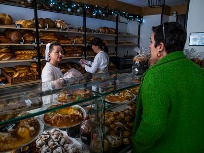 Una dependienta atiene el martes a una clienta en una pastelería de Madrid.