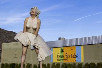 Una escultura gigante de Marilyn Sculpture en Palm Springs (California).
